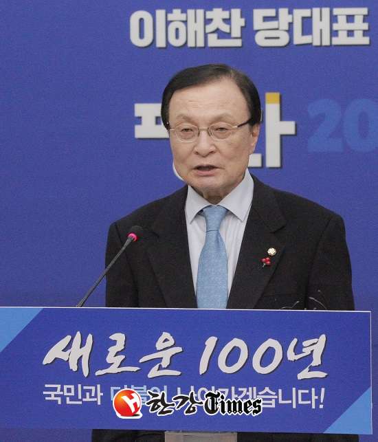 이해찬 더불어민주당 대표가 13일 오전 서울 여의도 국회 본청에서 신년 기자간담회를 열고 신년사를 하고 있다.