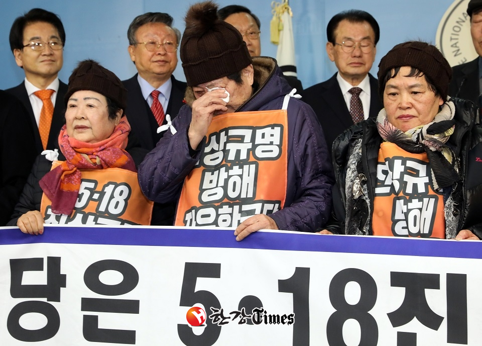 14일 오전 서울 영등포구 여의도 국회 정론관에서 광주 전남 5.18 단체 회원들이 자유한국당의 5.18 진상규명 조사위원 추천과 관련한 기자회견을 하던 중 오월 어머니회 어머니가 눈눌을 흘리고 있다 (사진=뉴시스)
