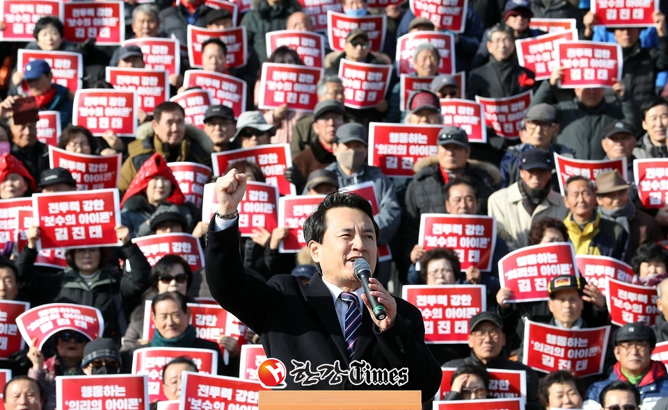 자유한국당 김진태 의원이 23일 서울 여의도 국회의사당 앞 계단에서 당 대표 출마 기자회견을 하고 있다. (사진=뉴시스)