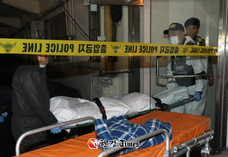 24일 오후 서울 강서구에서 일가족 4명이 사망한 채 발견됐다. 서울 강서경찰서에 따르면 이날 오후 3시15분께 강서구 화곡동의 한 아파트에서 남편 A씨(47)와 아내 B씨(43) 부부, 이 부부의 아들(18)과 딸(10)이 숨진 채 발견됐다. 사진은 이날 저녁 경찰 관계자들이 일가족의 시신을 인근 병원으로 이송하기 위해 들것에 옮기는 모습. 사진=뉴시스
