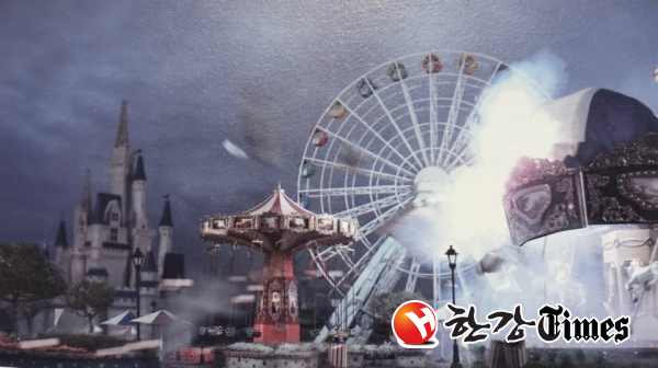 구름 덮인 흐린 하늘과 텅 비어있는 놀이공원을 배경으로 한 유안공밍의 ‘Tomorrowland’