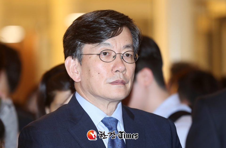 손석희(63) JTBC 대표이사에게 폭행을 당했다고 주장하는 프리랜서 기자 김모(49)씨가 손 대표의 사과를 촉구하는 입장문을 발표했다.