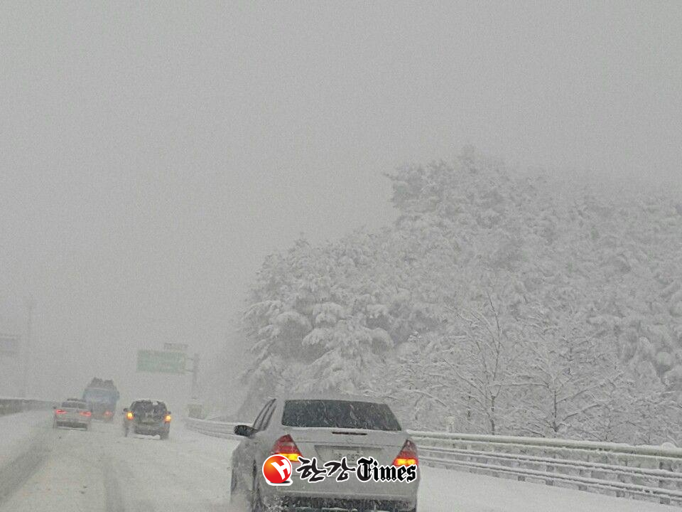 19일 아침 출근길에 눈이 내리겠다. 서울과 인천, 대전, 세종, 경기도 및 강원도, 충청도 일대에 대설특보가 예고됐다. 사진=뉴시스