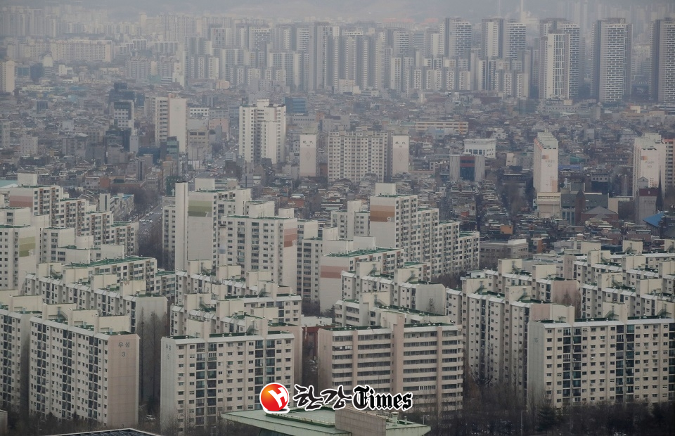 서울시가 아파트 관리비 누수를 막기 위해 전자결재시스템을 도입키로 했다 (사진=뉴시스)