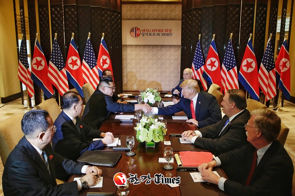 지난해 싱가포르 1차 북미정상회담에서 김정은 위원장과 트럼프 대통령의 확대정상회담 모습 (사진=뉴시스)
