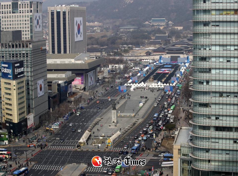올해로 100주년을 맞는 3·1절을 하루 앞둔 가운데 내일 서울 광화문 광장 인근은 3·1절 기념행사와 박근혜 탄핵 반발 집회로 나뉘어 과열된 분위기가 이어질 것으로 보인다. 사진=뉴시스