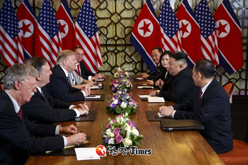 도널드 트럼프 미국 대통령과 김정은 북한 국무위원장이 28일 베트남 하노이 메트로폴 호텔에서 확대 정상회의를 갖고 있다 (사진=뉴시스)