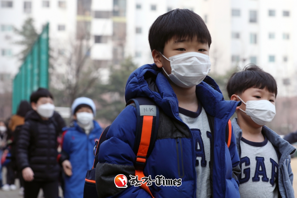 미세먼지 비상저검조치가 엿새째 이어지고 있는 6일 오전 서울 영등포구 여의도초등학교에서 마스크를 착용한 학생들이 등교하고 있다. 사진=뉴시스