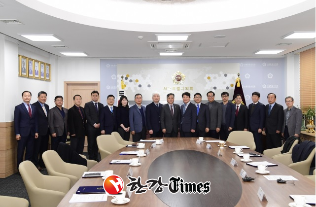 신원철 서울시의회 의장이 민원해소자문위원 16명을 위촉했다.