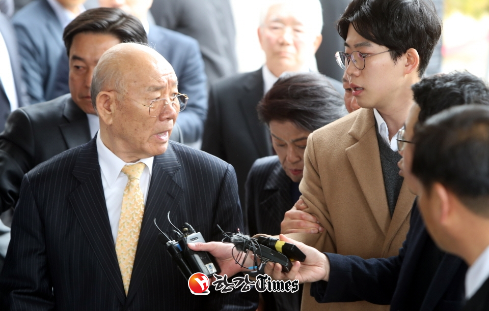 고(故) 조비오 신부 사자명예훼손 혐의를 받고 있는 전두환(88)씨가 재판을 받기 위해 11일 광주 동구 광주지방법원에 도착했다. 사진=뉴시스