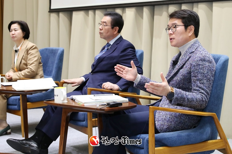 정원오 성동구청장(오른쪽에서 첫 번째)이 13일 오전 서울시청에서 열린‘스마트시티 좌담회’에 참석해 성동구 스마트시티 정책 방향에 대해 설명하고 있다.