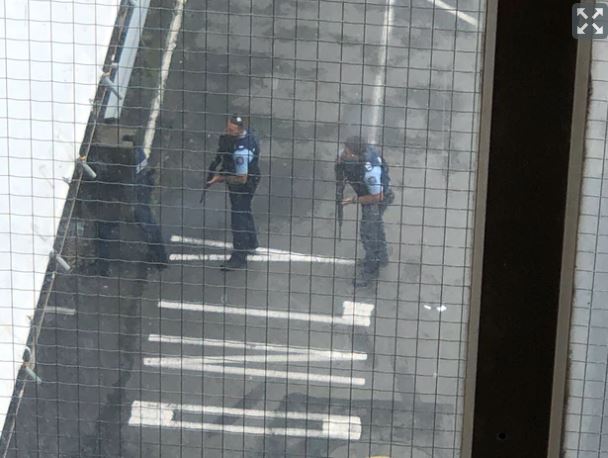15일 총기 난사 사건이 일어난 뉴질랜드 크라이스트처치의 알 누르 이슬람 사원 인근에 무장경찰이 배치돼 있다. 인명 피해가 발생한 것으로 보이지만 정확한 숫자는 알려지지 않고 있다. 사진 출처 = 뉴질랜드 헤럴드