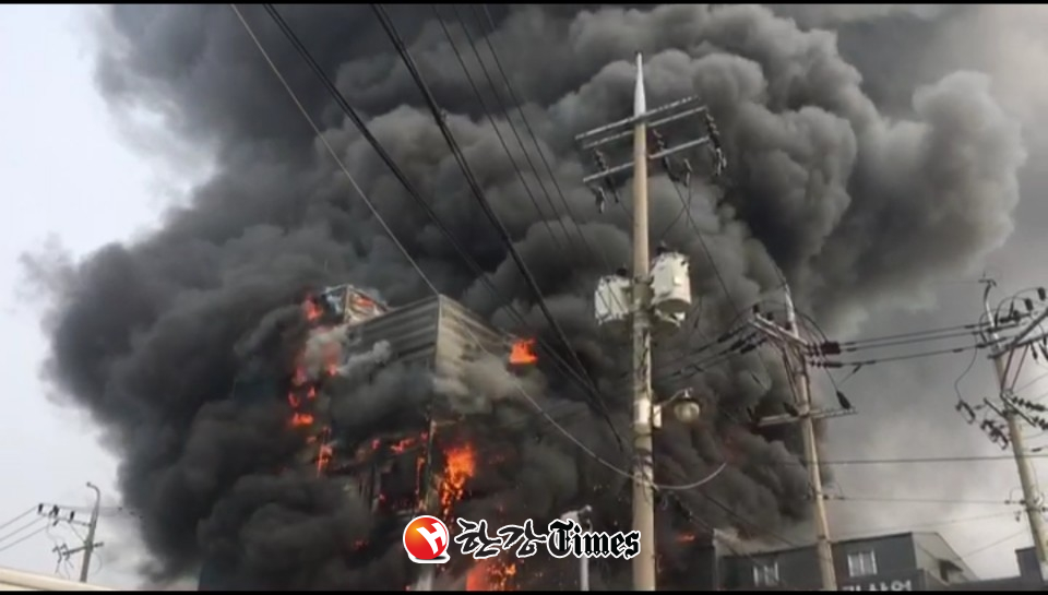 27일 오전 인천 동구의 한 공장에서 불이 나 검은 연기가 솟구치고 있다. (사진=인천소방본부 제공)