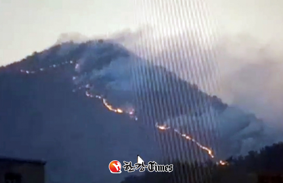 지난 2일 부산 해운대구 운봉산에서 발생한 대형 산불이 이틀째 이어지고 있다.  (사진=부산경찰청 제공)