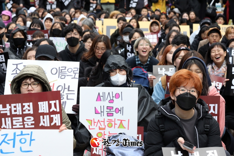 모두를위한낙태죄폐지공동행동이 지난달 30일 오후 서울 중구 서울파이낸스센터 앞에서 낙태죄 폐지 촉구 집회를 하고 있다. 사진=뉴시스