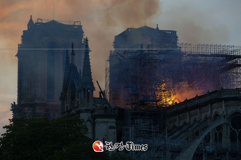 15일 오후(현지시간) 프랑스 파리 노트르담 대성당에 화재가 발생, 소방관들이 진화작업을 벌이고 있다. 사진=뉴시스