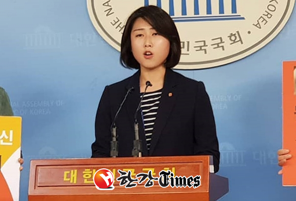 민중당 이은혜 대변인이 4.19혁명 59주년을 맞아 자유한국당을 토착 왜구, 반민주, 반통일의 청산대상 정당이라고 맹렬히 비난했다.
