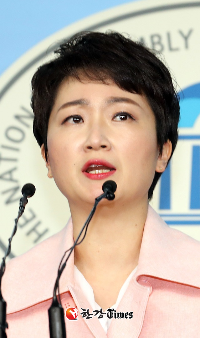 이언주 의원이 23일 서울 여의도 국회 정론관에서 바른미래당 탈당 기자회견을 하고 있다. (사진=뉴시스)