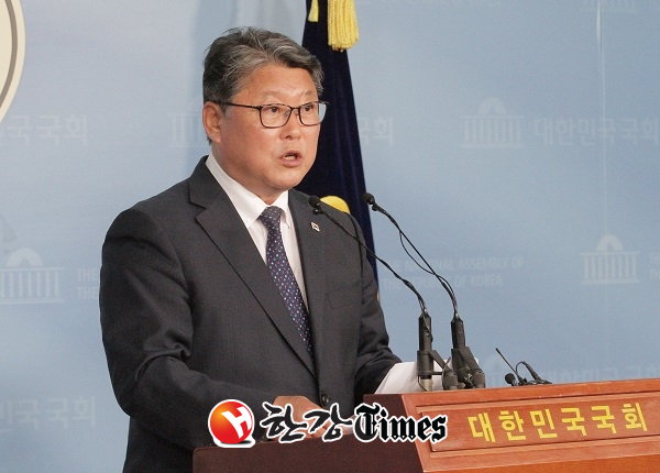 대한애국당 조원진 대표가 24일 국회 정론관에서 기자회견을 열고 박근혜 피고인에 대한 즉각적인 형집행 정지를 통해 무죄 석방하라고 목소리를 높였다. 