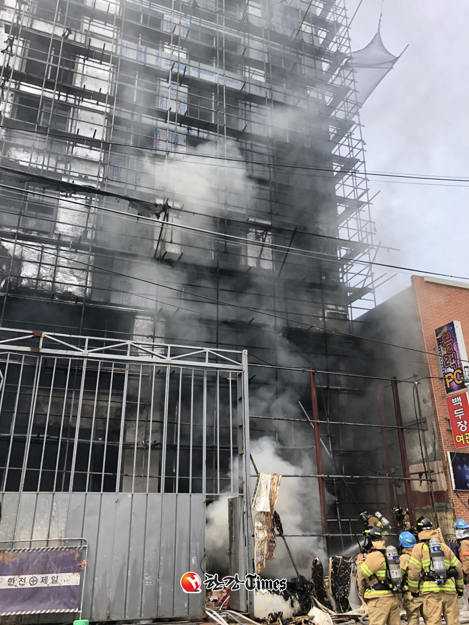 1일 오후 2시4분께 울산 남구 달동의 한 고층 건물 공사장에서 화재가 발생해 소방당국이 진화에 나섰다.  사진=뉴시스