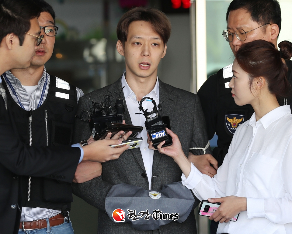 마약 투약 혐의로 구속돼 경찰 수사를 받아온 가수 겸 배우 박유천(33)씨가 3일 검찰에 넘겨졌다. 사진=뉴시스