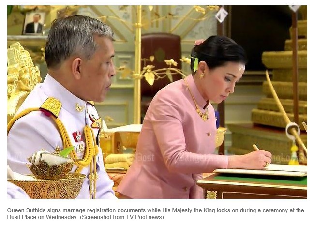마하 와치랄롱꼰(66) 태국 국왕(왼쪽)이 대관식에 앞서 자신의 근위대장과 결혼한 사실을 공표하며 수티다 왕비가 결혼 서류에 서명하고 있다. 사진출처 = 방콕포스트