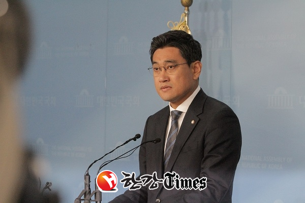 오신환 의원이 바른미래당 원내대표 선거에 출마하겠다며 13일 오전 국회 정론관에서 기자회견을 열고 출사표를 던졌다.