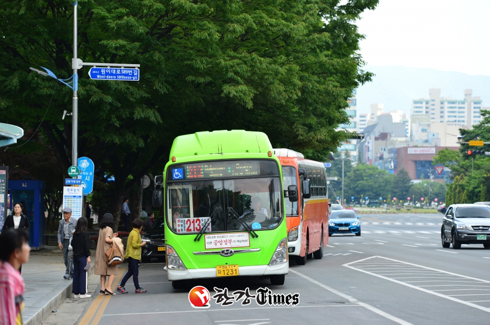 서울과 부산, 경기도 등 전국에서 15일 버스 총파업이 예고된 가운데 인천 버스 노사 양측이 14일 임금 인상률 등에 합의하면서 파업 위기에서 벗어났다. 사진=뉴시스