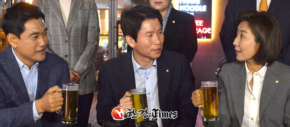 여야 3당 교섭단체 원내대표가 20일 오후 서울 여의도 국회 인근 호프집에서 '맥주 회동'을 하고 있다. (사진=뉴시스)