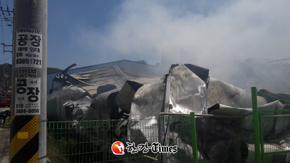 경북 경산시 자인면의 한 시너 생산공장에서 화재가 발생해 인근 플라스틱 공장 1곳으로 옮겨붙었다.