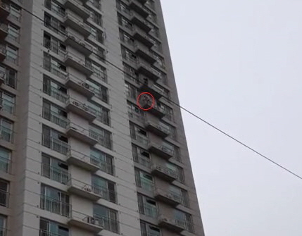 아파트 12층 발코니에서 알몸으로 자살 소동을 벌이고 있는 남성. (사진=의정부소방서 제공)