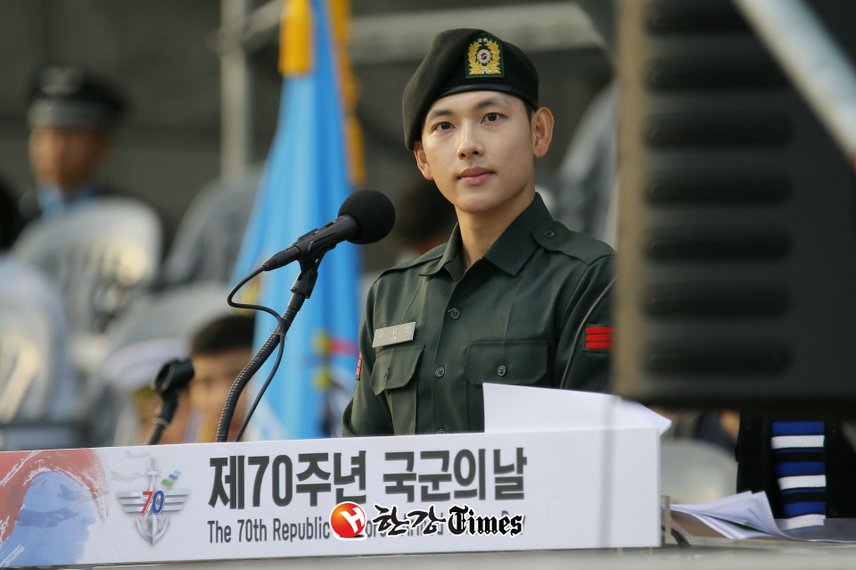 28일 오후 서울 용산구 전쟁기념관에서 열린 제70주년 국군의날 기념식 미디어데이에서 임시완 상병이 사회를 보고 있다. 사진=뉴시스
