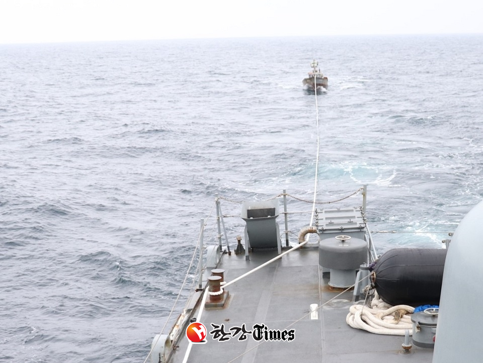 기관고장으로 표류 중인 북한 어선 1척을 인양하는 모습. (사진=뉴시스)