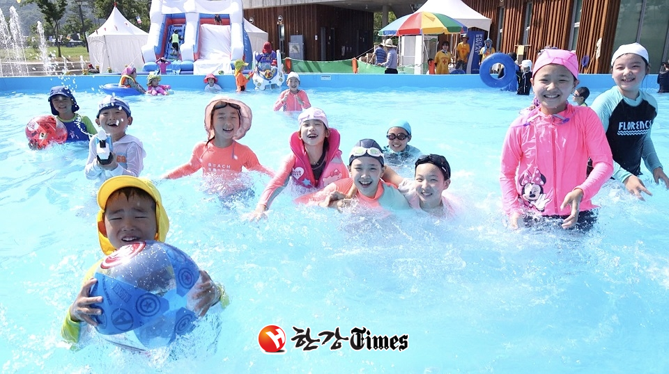 작년 여름 우면동 송동근린공원 물놀이장에서 아이들이 신나게 물놀이를 즐기고 있다