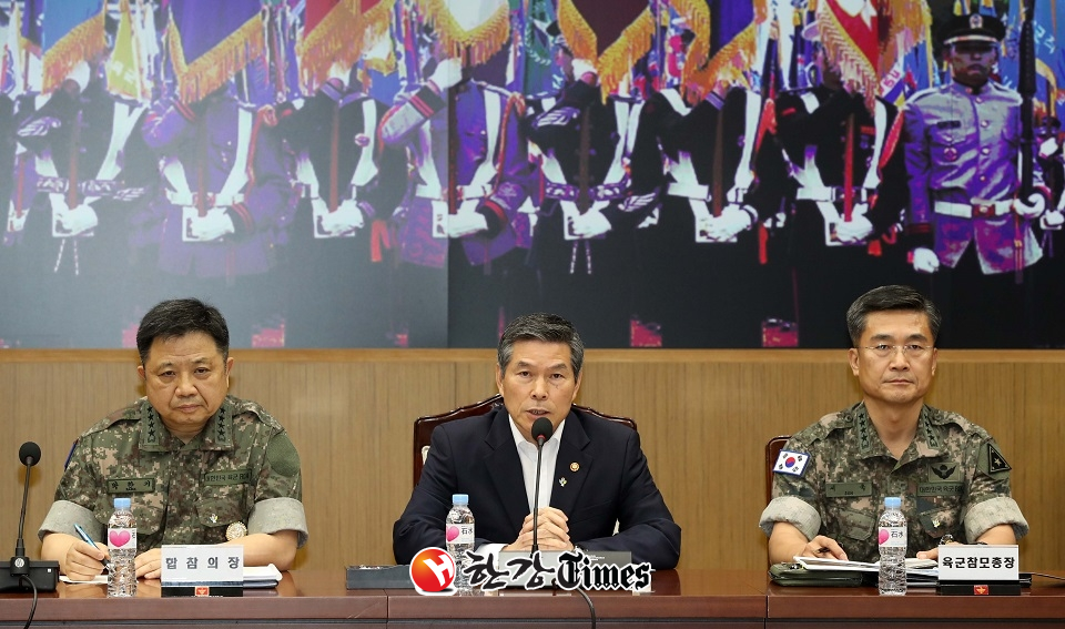 19일 오전 서울 용산 국방부에서 열린 전군지휘관회의에서 정경두 국방부장관이 모두 발언을 하고 있다. (사진=뉴시스)