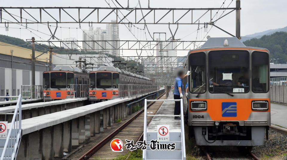 9일 오후 부산 금정구 부산교통공사 노포차량기지창에서 운행에 나서는 열차들이 대기 중이다. 사진=뉴시스