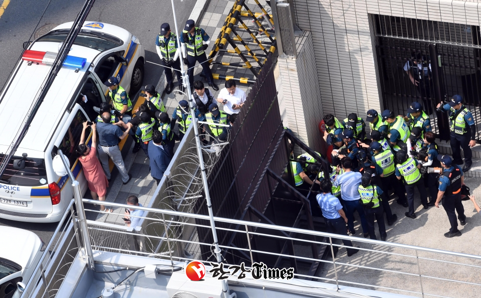22일 오후 부산 동구 일본총영사관에서 대학생으로 추정되는 청년 6명이 영사관 안으로 들어가 피켓 시위 등을 벌이다 경찰에 연행되고 있다. 사진=뉴시스