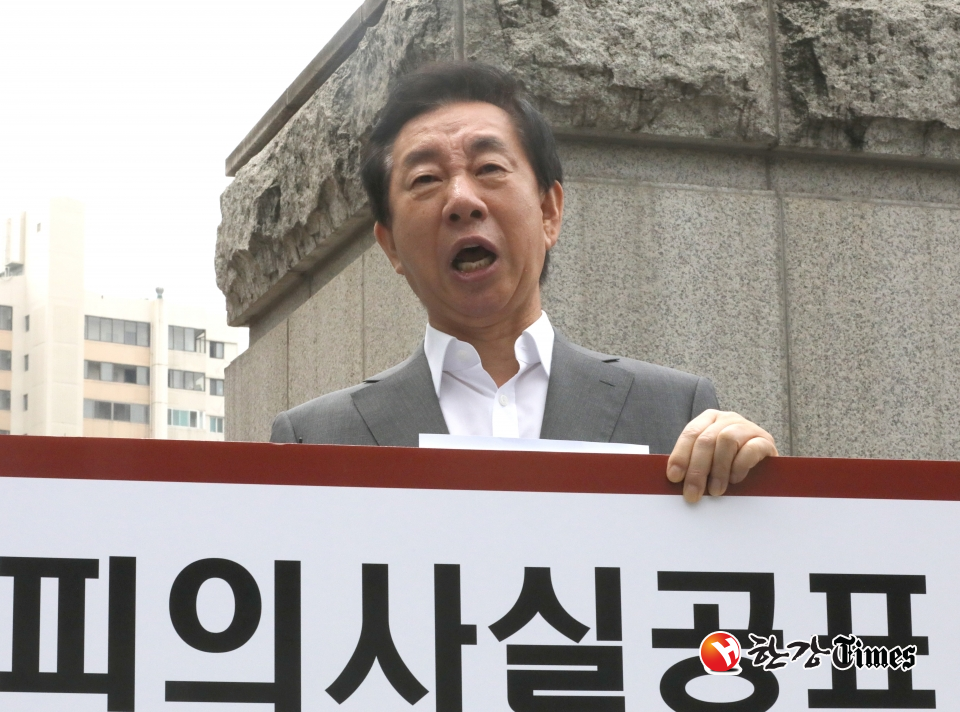 '딸 부정채용 의혹'을 받는 김성태 자유한국당 의원이 자신을 뇌물 수수 혐의로 기소한 서울 남부지검 앞에서 23일 오전 1인 시위를 하고 있다. 사진=뉴시스