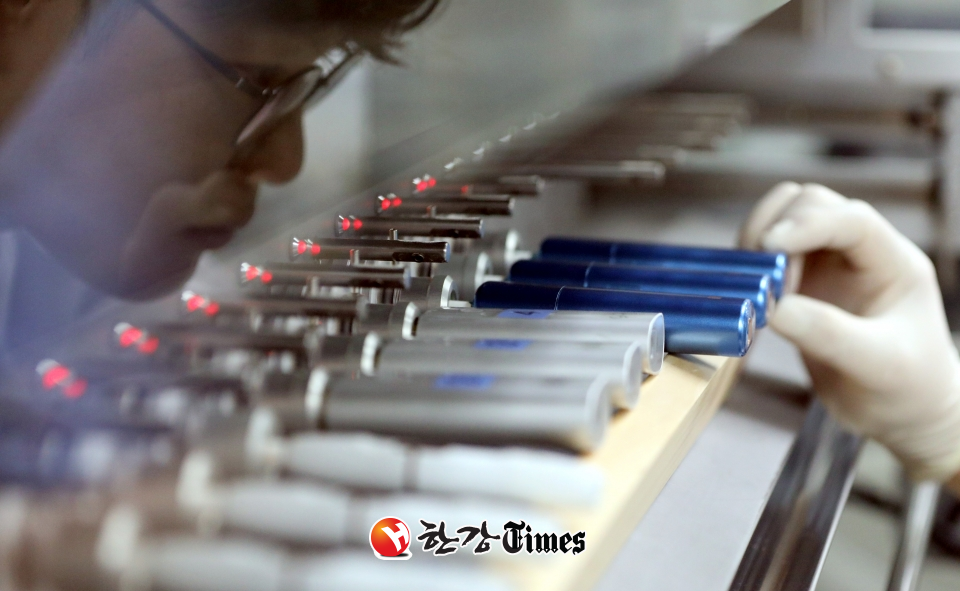 최근 중국에서 전자담배를 피우는 사람들이 급속하게 증가하는 가운데, 중국 당국이 전자담배를 규제에 나섰다. 사진=뉴시스