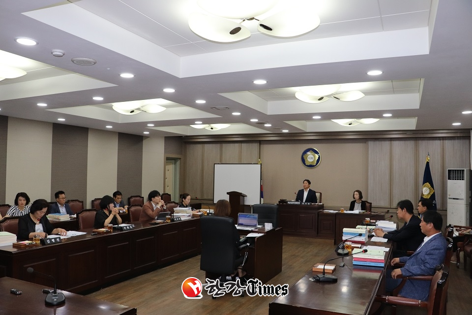 구청 관계 공무원들이 불참한 가운데 중구의회 예결위원회 회의가 열리고 있다.