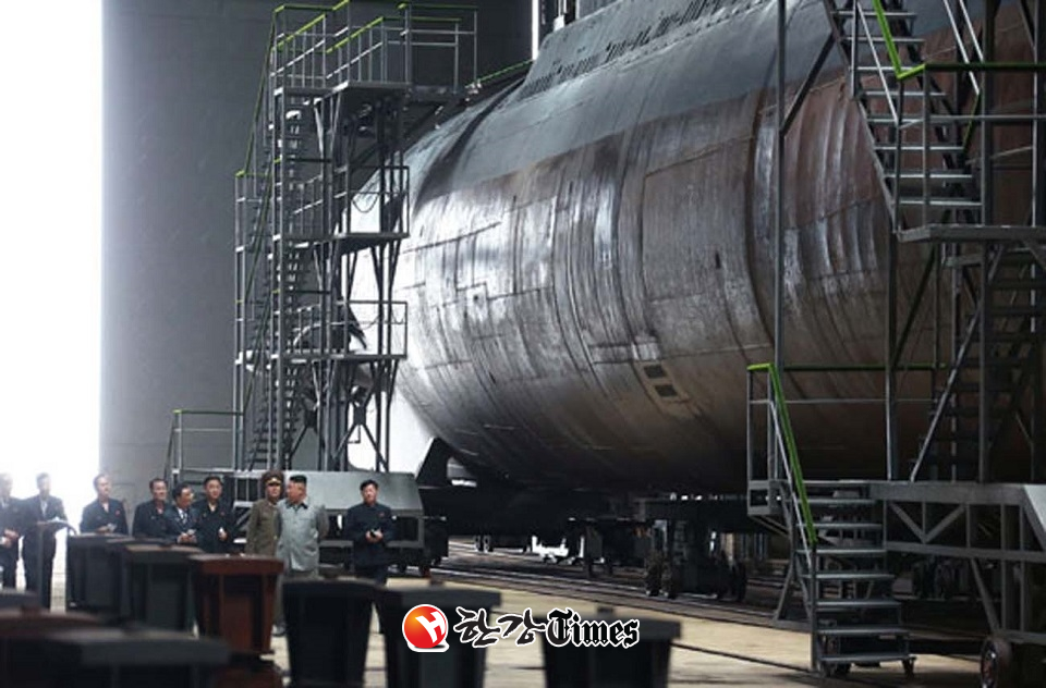 북한 노동신문은 김정은 국무위원장이 새로 건조한 잠수함을 살펴봤다고 23일 보도했다 (사진=노동신문)