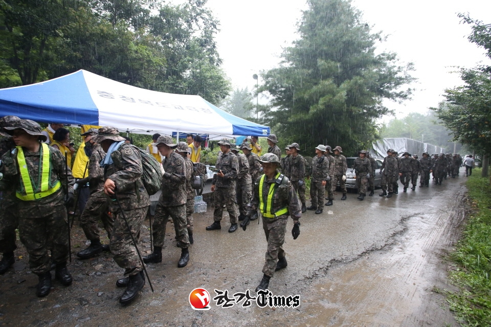 37사단 장병들이 지난 23일 충북 청주에서 실종된 여중생 조은누리(14)양을 찾는 수색작전을 위해 25일 현장으로 이동하고 있다. 사진=뉴시스