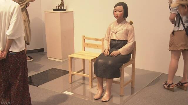 일본 아이치(愛知)현에서 개최 중인 국제예술제 '아이치 트리엔날레 2019' 실행위원회가 김운성김서경 작가의 '평화의 소녀상'을 포함한 기획전 '표현의 부자유전· 그 후' 전시를 3일 돌연 중단했다. 철거되기 전 전시됐던 평화의 소녀상 모습. 사진 출처 = NHK
