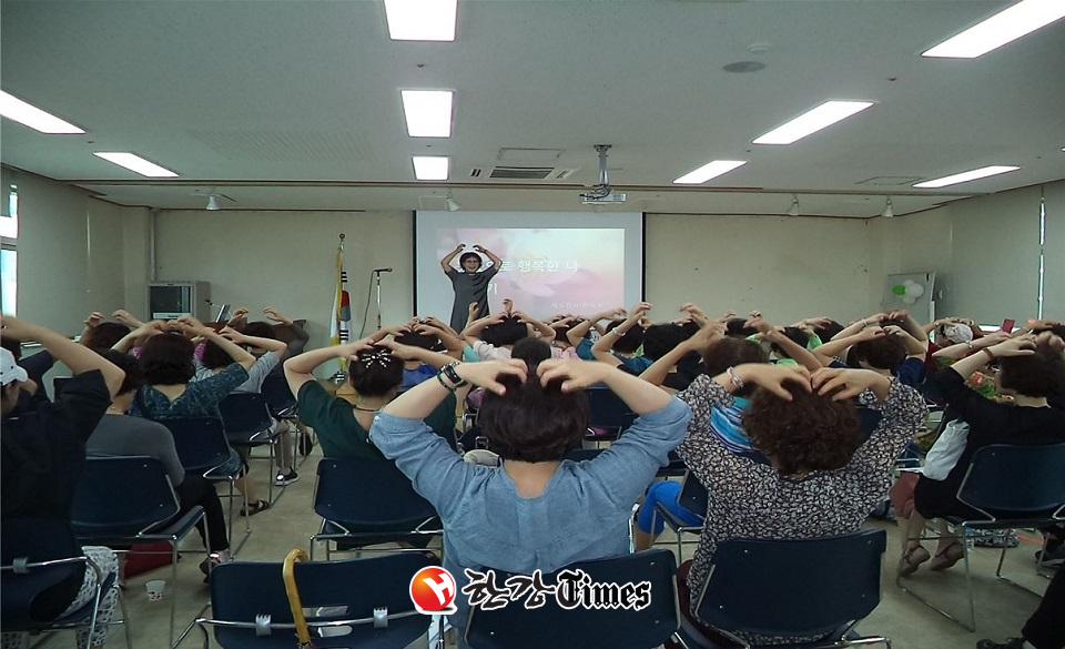강북구 자원봉사센터에서 진행되는 웃음레크리에이션 전문가 교육