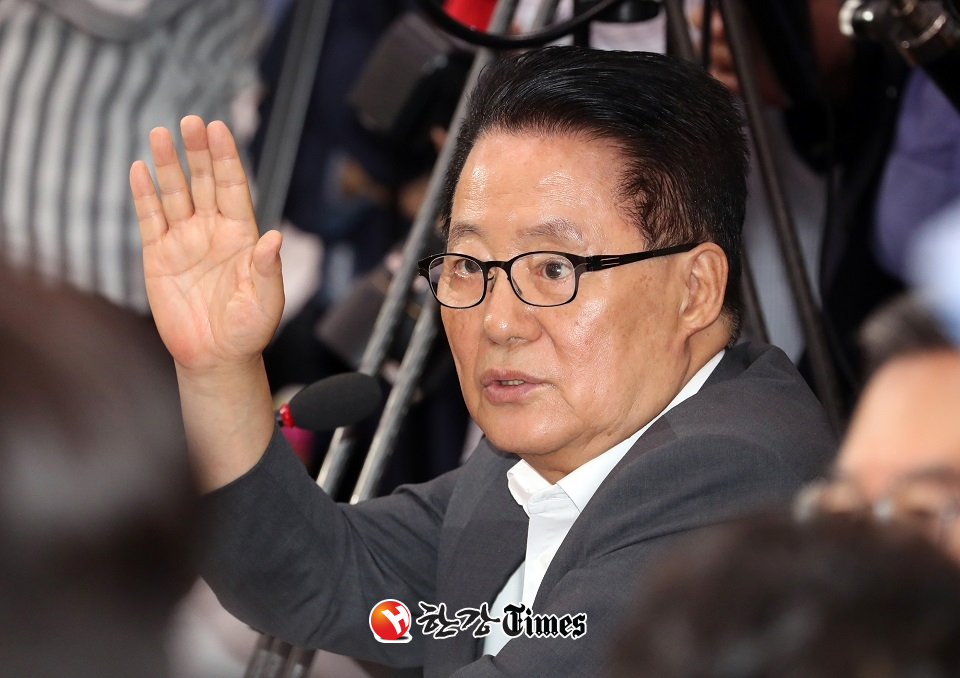 박지원 의원이 조국 법무부장관 후보자 인사청문회 9월 개최는 법을 어기는 초법적인 일이라고 지적했다 (사진=뉴시스)
