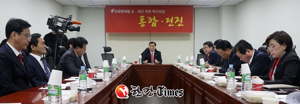 자유한국당 초·재선 의원 혁신모임인 통합·전진이 홍준표 전 대표에 대한 윤리위 징계를 요구했다 (사진=뉴시스)