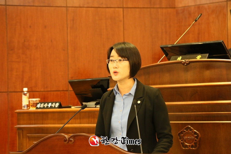 박은경 의원이 5분 자유발언을 하고 있다