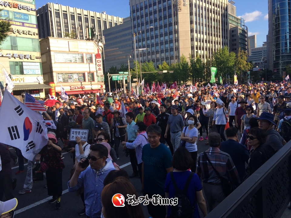 3일 광화문에 모인 집회 참가자들이 경복궁 인근으로 행진하는 모습.