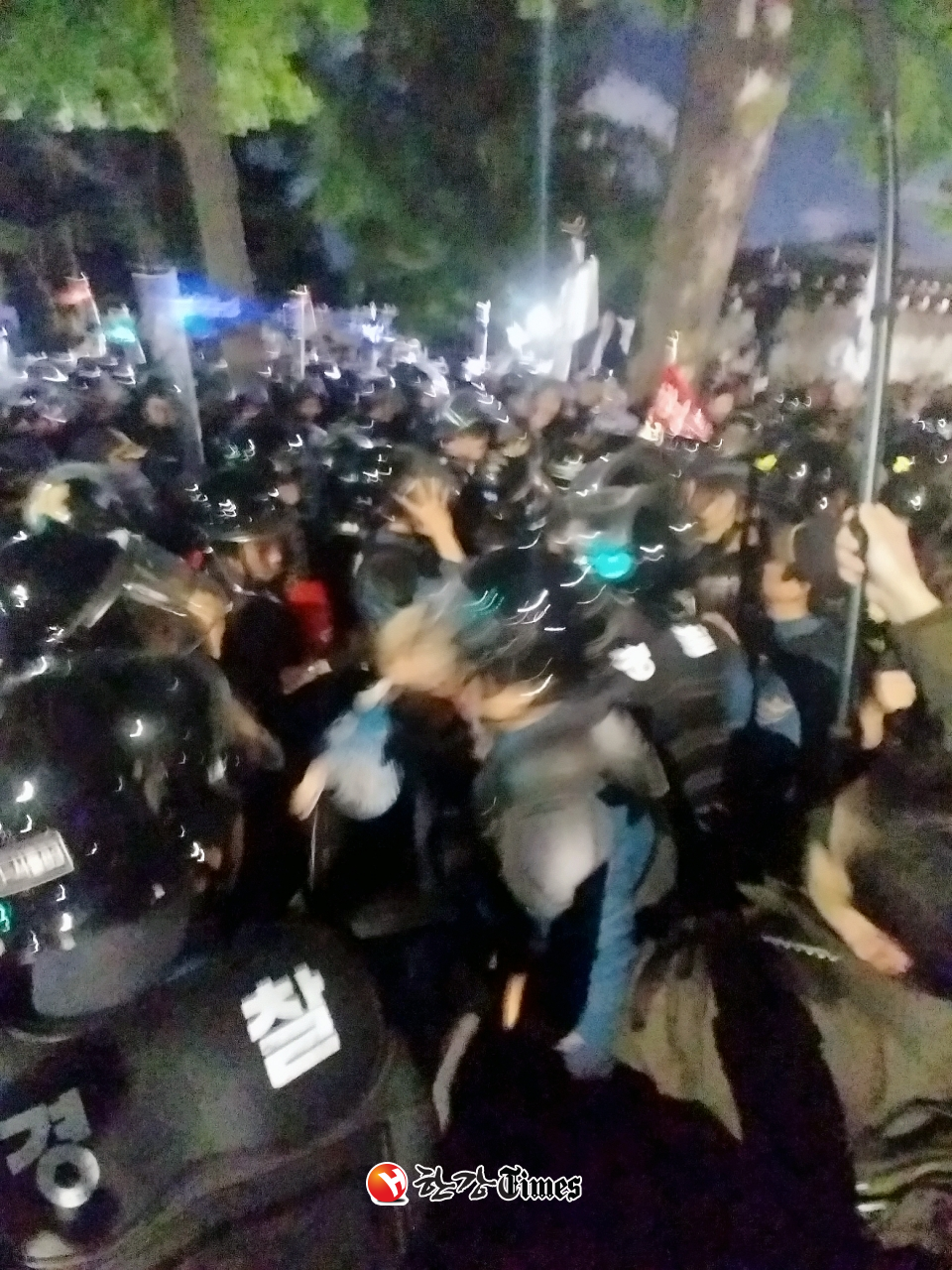 보수단체 집회 참가자들이 3일 오후 서울 종로구 청와대 사랑채 인근에서 경찰들과 충돌을 빚고 있다.