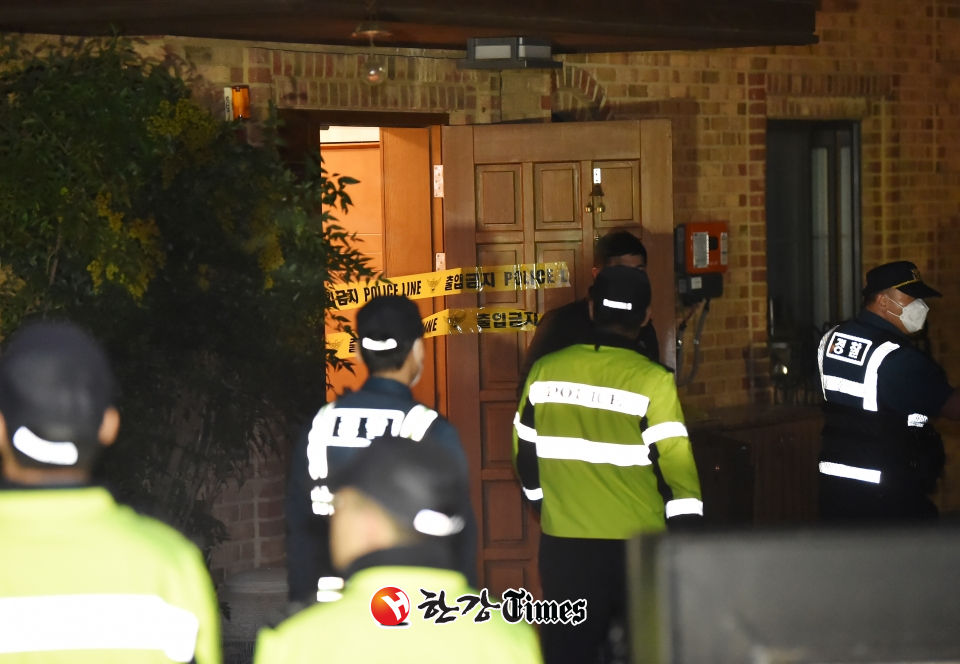 가수 겸 배우 설리(25.최진리)가 숨진채 발견된 14일 오후, 경기도 성남시 자택에서 경찰이 현장을 통제하고 있다. 사진=뉴시스